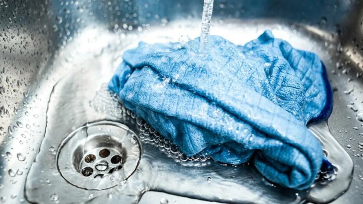 Chyby při úklidu proč se v českých domácnostech nedoporučuje věšet utěrku na nádobí přes kohoutek