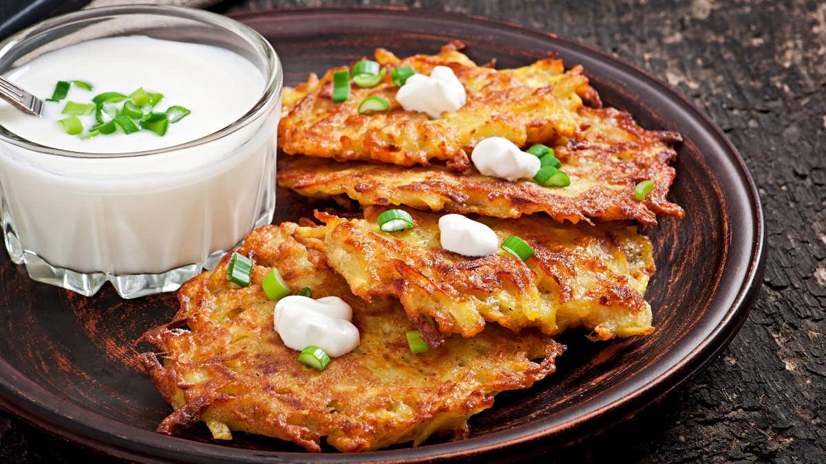 Dvě brambory a hrst mouky. Smažím krajkové bramboráčky – křupavé, šťavnaté, s česnekovou zakysanou smetanou naprostá paráda