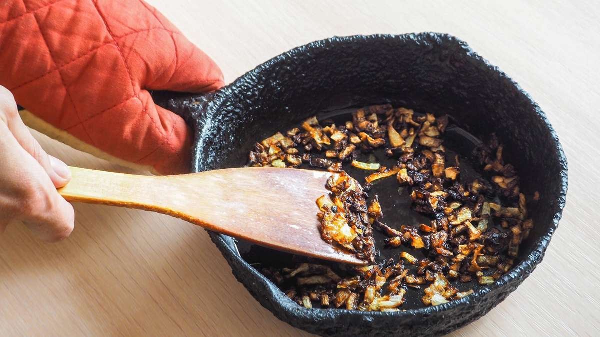 ednoduchá kuchařská technika zabrání tomu, aby se jídlo přilepilo k pánvi, i při nepozornosti