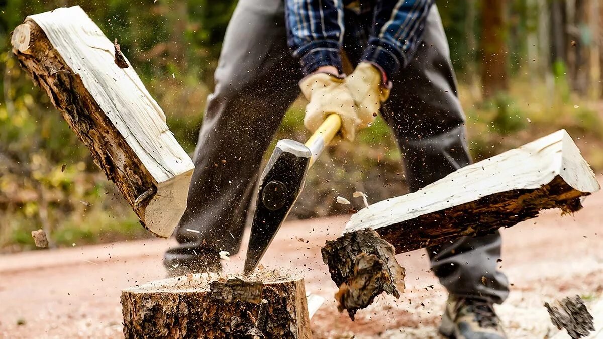 Málo známý trik při topení dřevem zdvojnásobí dobu hoření polen a v zimě ušetří skutečné peníze