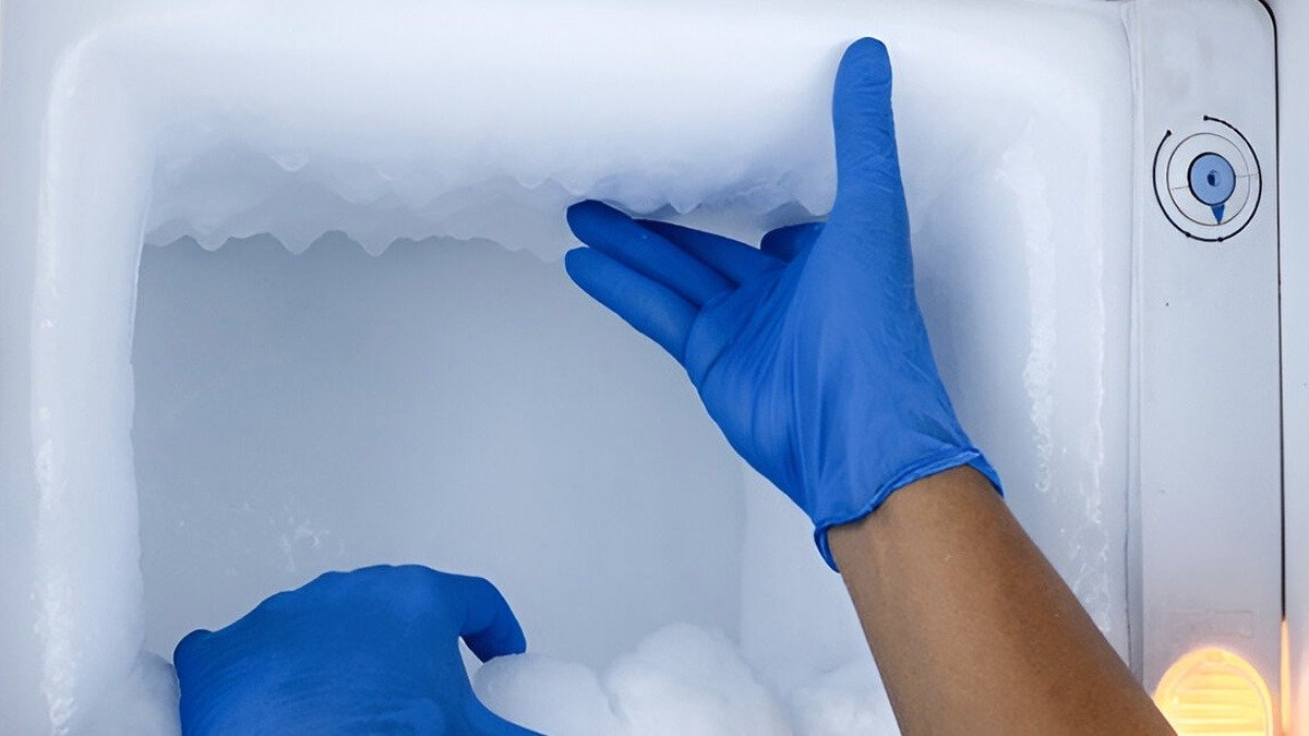 Geniální trik s alobalem – tak se v českých domácnostech rychle zbavují ledu v mrazáku