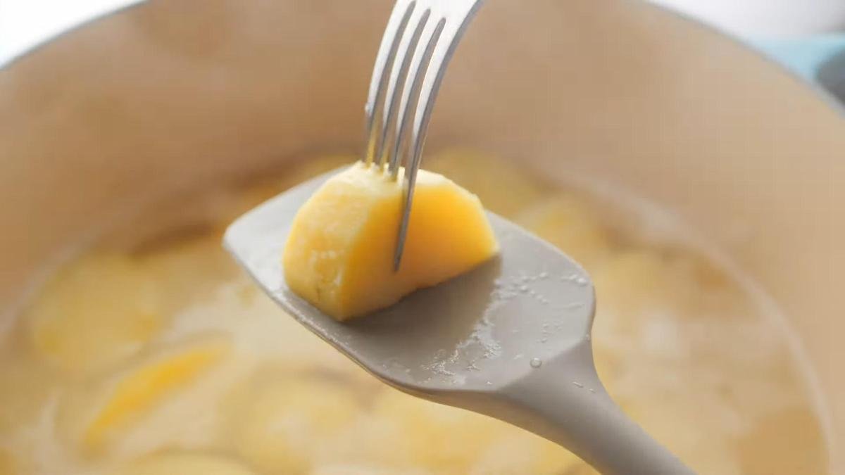 Co přidat do vody při vaření brambor: budou hotové rychleji a budou chutnat lépe