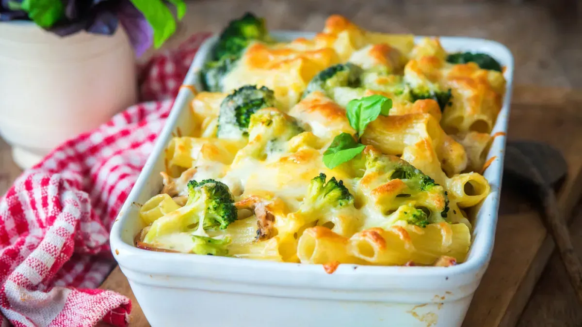 Zapékanka s kuřecím masem brokolicí a těstovinami ideální varianta na večer po práci