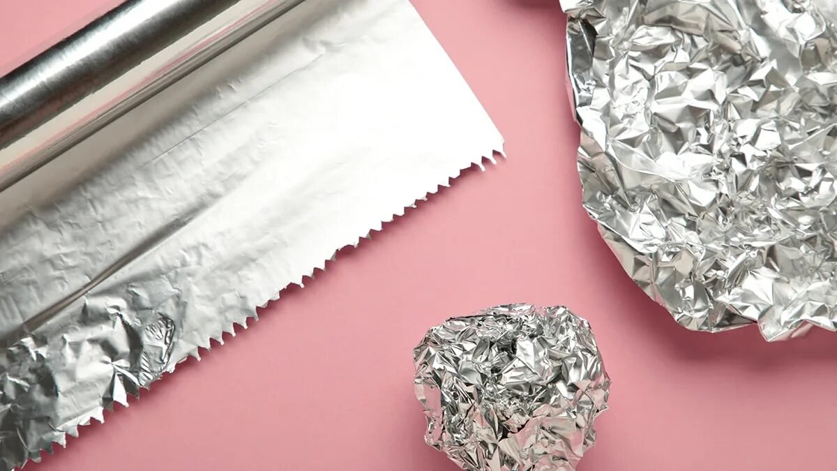 Stále více lidí v Česku omotává dveřní kliku alobalem