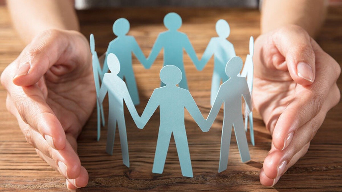 Stále více českých domácností používá tento nenápadný trik – obaluje kliky dveří hliníkovou fólií, a není to náhoda