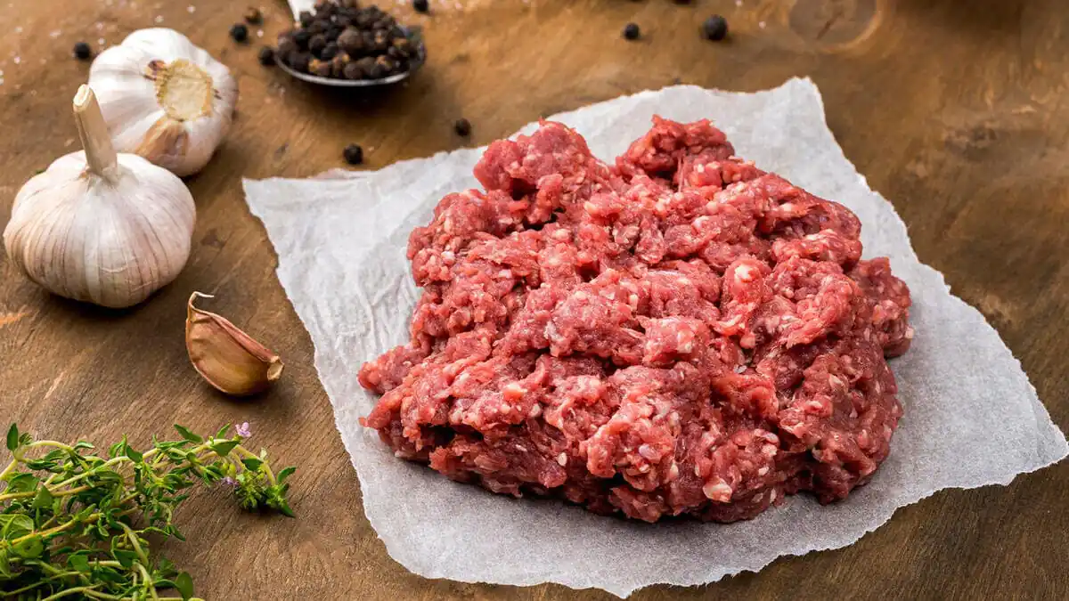 Kotlety už nejsou v kurzu: balím mleté maso do papíru a házím ho na pánev — líný recept