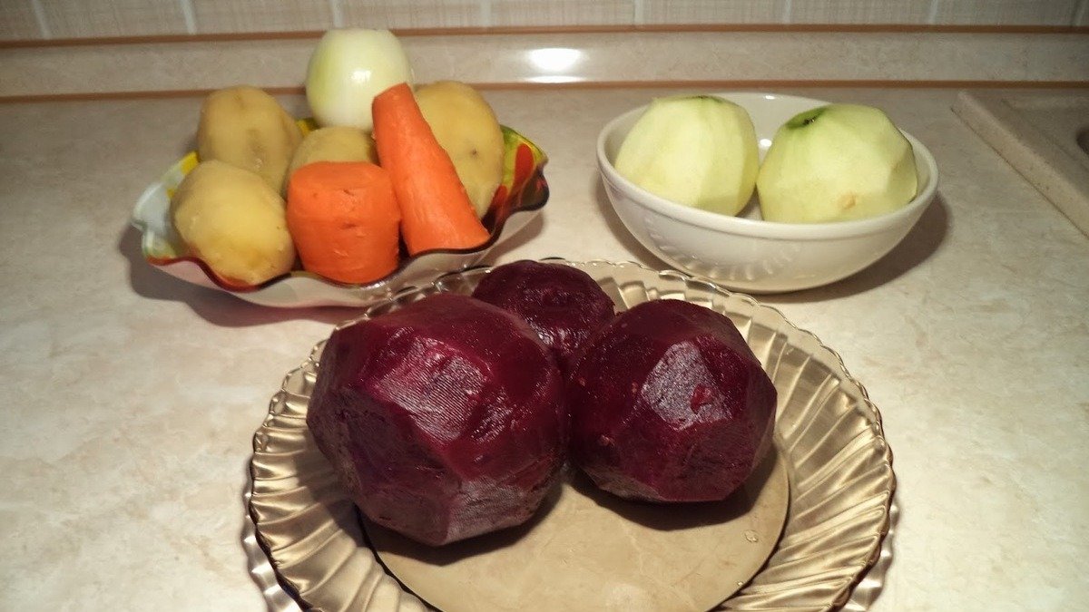 Řepná polévka s jablkem, kardamomem a pinsou