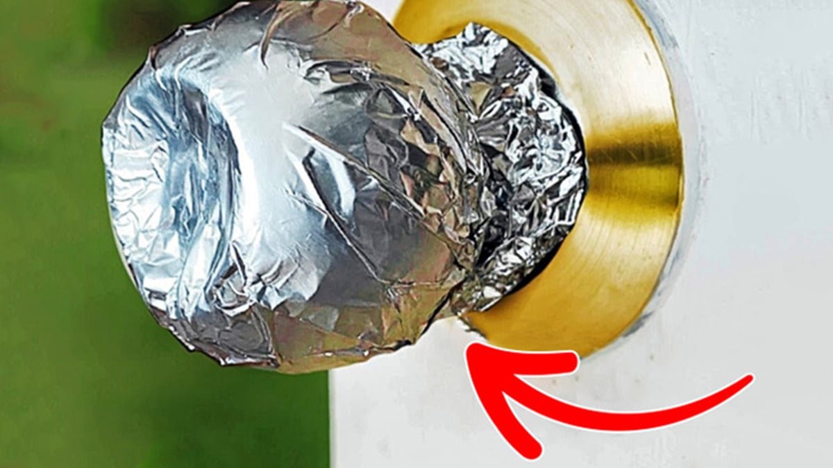 Stále více lidí balí dveřní kliky do alobalu: tady je proč