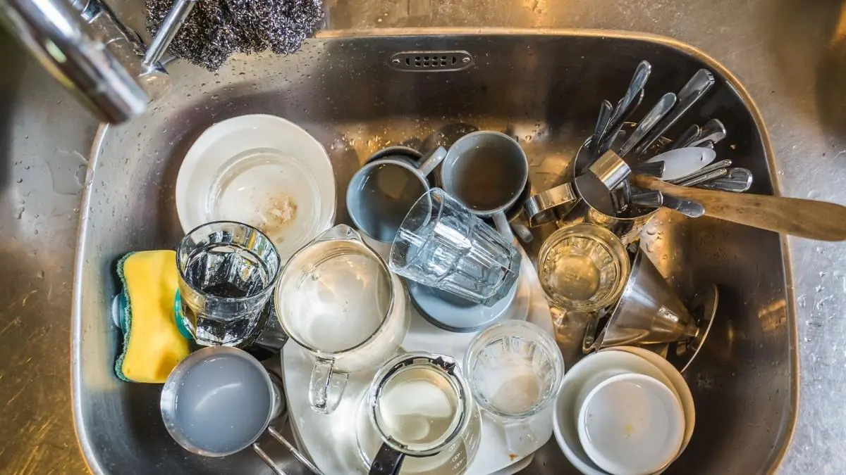 Jak vyčistit nerezový dřez, aby znovu vypadal jako nový