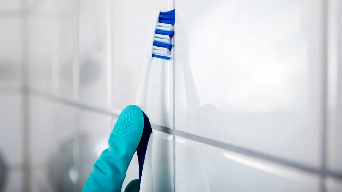 Spáry mezi dlaždicemi jsou stejně bílé a lesklé jako na začátku: čisticí prostředek, který je okamžitě zanechá bezchybné