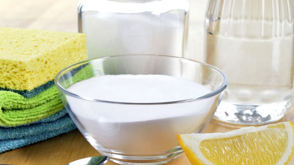 Ne ocet ani kola: v českých domácnostech používají levný prostředek, který skvěle vyčistí toaletu