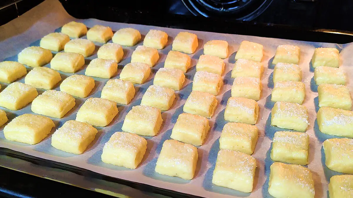 Tvaroh, máslo a špetka sody — zadělám za 5 minut. Výsledek: jemné sušenky jako křehké, ale nadýchanější a měkčí