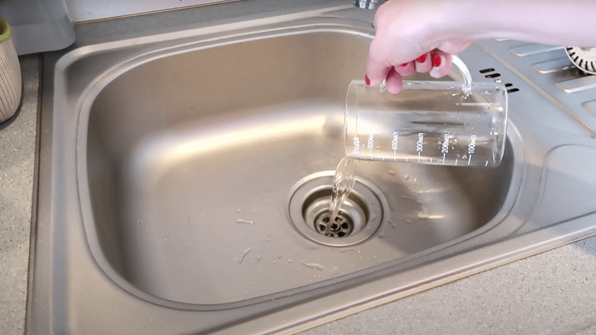 Nalévat ocet do odtoků: k čemu to slouží a proč hospodyňky používají tento trik