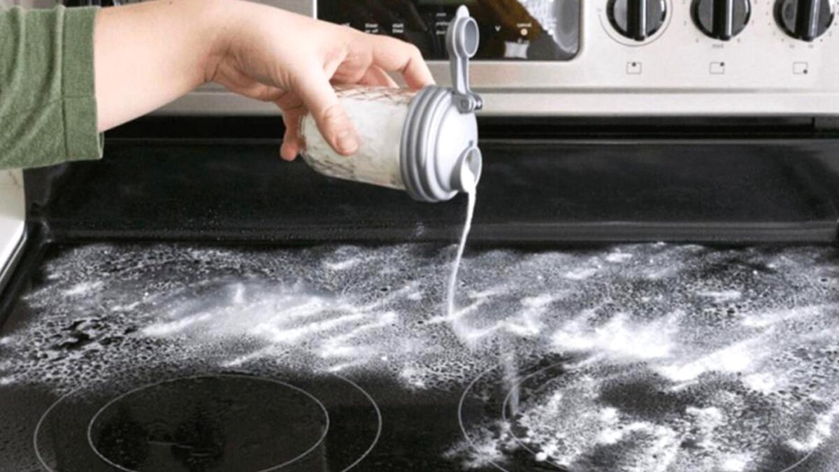 Tyto šmouhy na sklokeramické desce nejsou škrábance Zmizí během minuty bez drhnutí