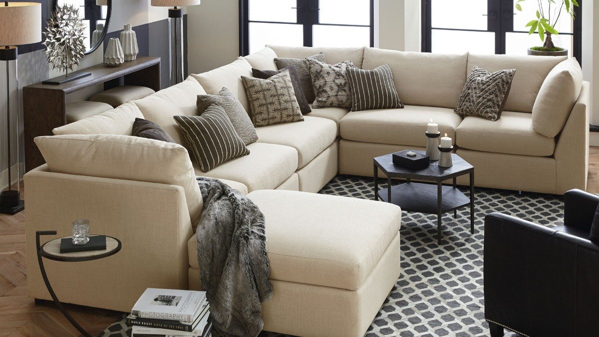 „Už nikdy nepřilepím pohovku ke zdi“ Trik roku 2026, který opravdu zvětší obývák bez jakýchkoli stavebních prací podle architektů