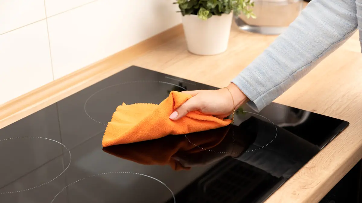 Naneste to tam, kde jsou škrábance Keramická varná deska bude jako nová 3 Naneste to tam, kde jsou škrábance Keramická varná deska bude jako nová