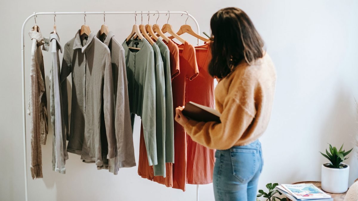 Kapslový šatník: kolik věcí je skutečně potřeba pro život