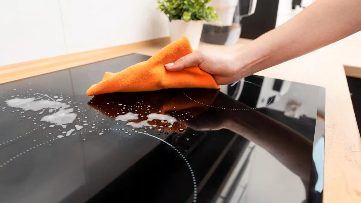 Škrábance na sklokeramické varné desce? Návod ve čtyřech jednoduchých krocích