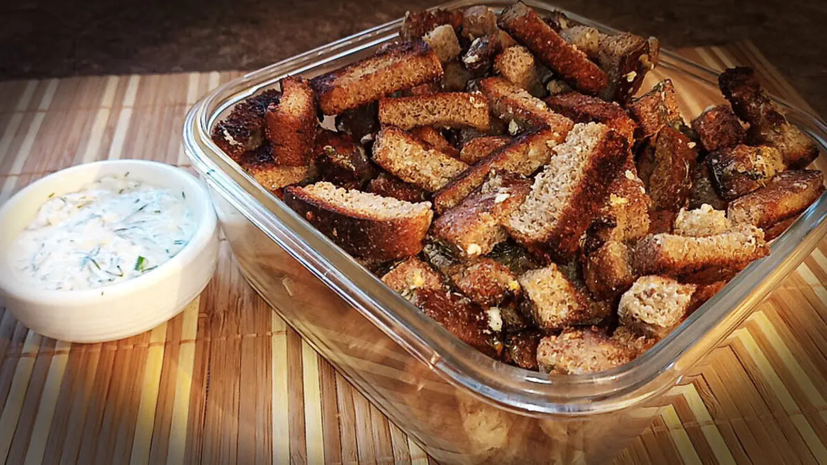 Česnekové topinky z černého chleba: jako v hospodě, ale bez hořkosti. Uvaříme si je doma