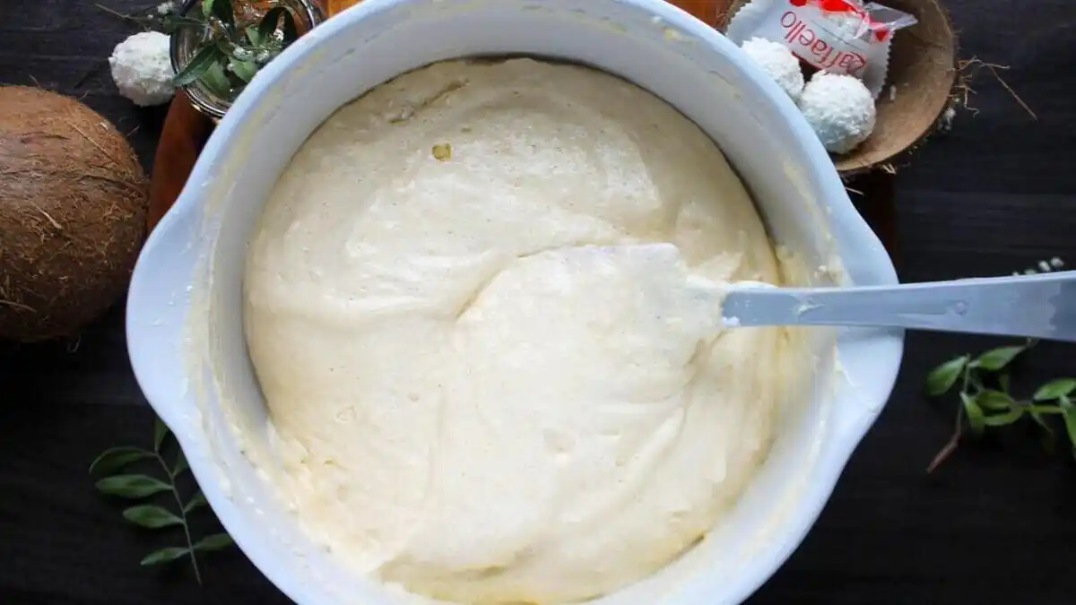 Voňavý koláč se sušeným ovocem — speciální recept bez lepku a cukru