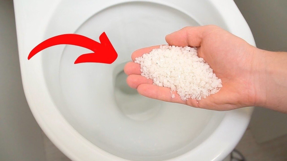 Jak se v českých domácnostech čistí toaleta do lesku pomocí jednoduchých kuchyňských prostředků