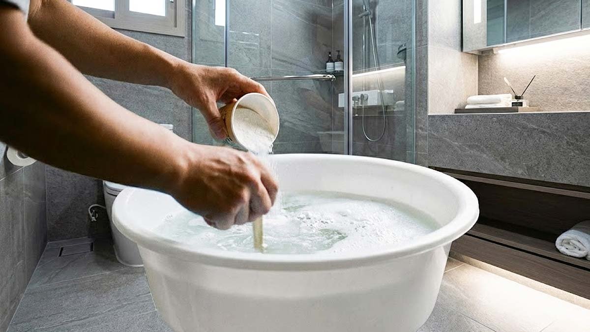 «Bělidlo není potřeba»: když smícháte soju jen se třemi ingrediencemi, plíseň v koupelně zmizí úplně