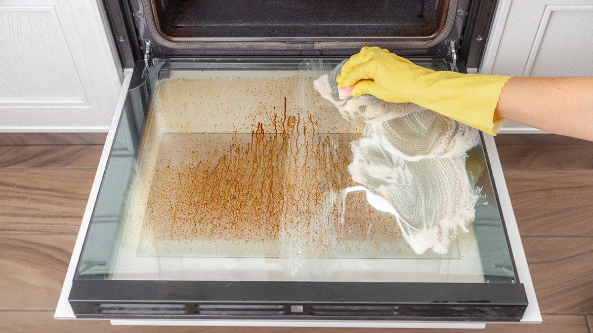 Jak správně čistit skleněná dvířka trouby podle odborníků