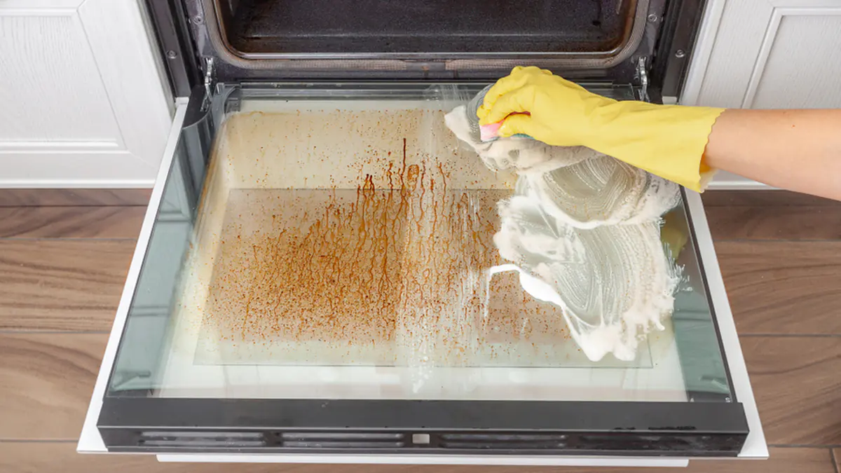 Jak správně čistit skleněná dvířka trouby podle odborníků
