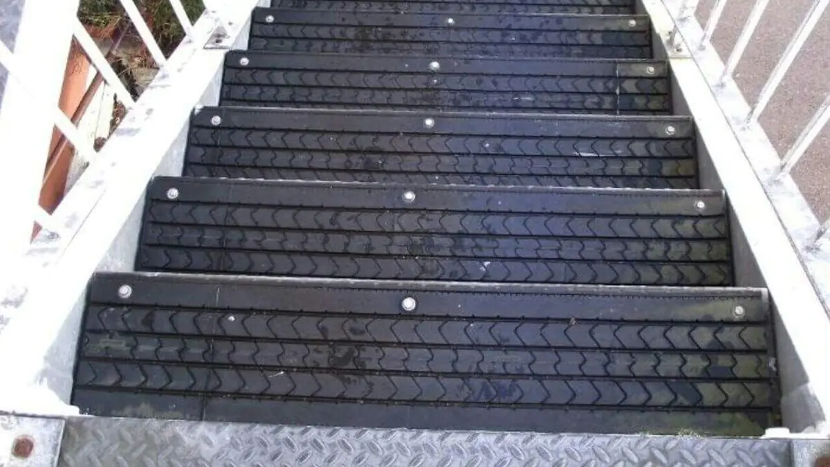 Jak udělat verandu v zimě neklouzavou bez zbytečných výdajů jednoduché řešení ze staré pneumatiky