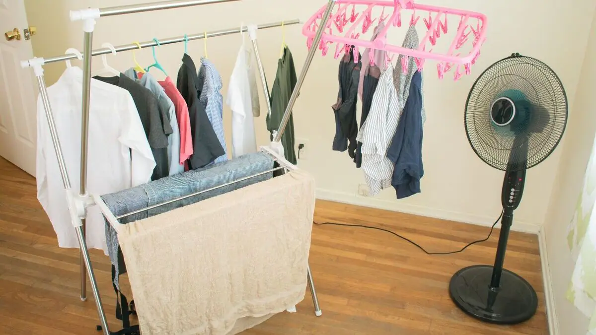 Jak snadno sušit prádlo v interiéru bez zvýšené vlhkosti – správný (a nesprávný) způsob