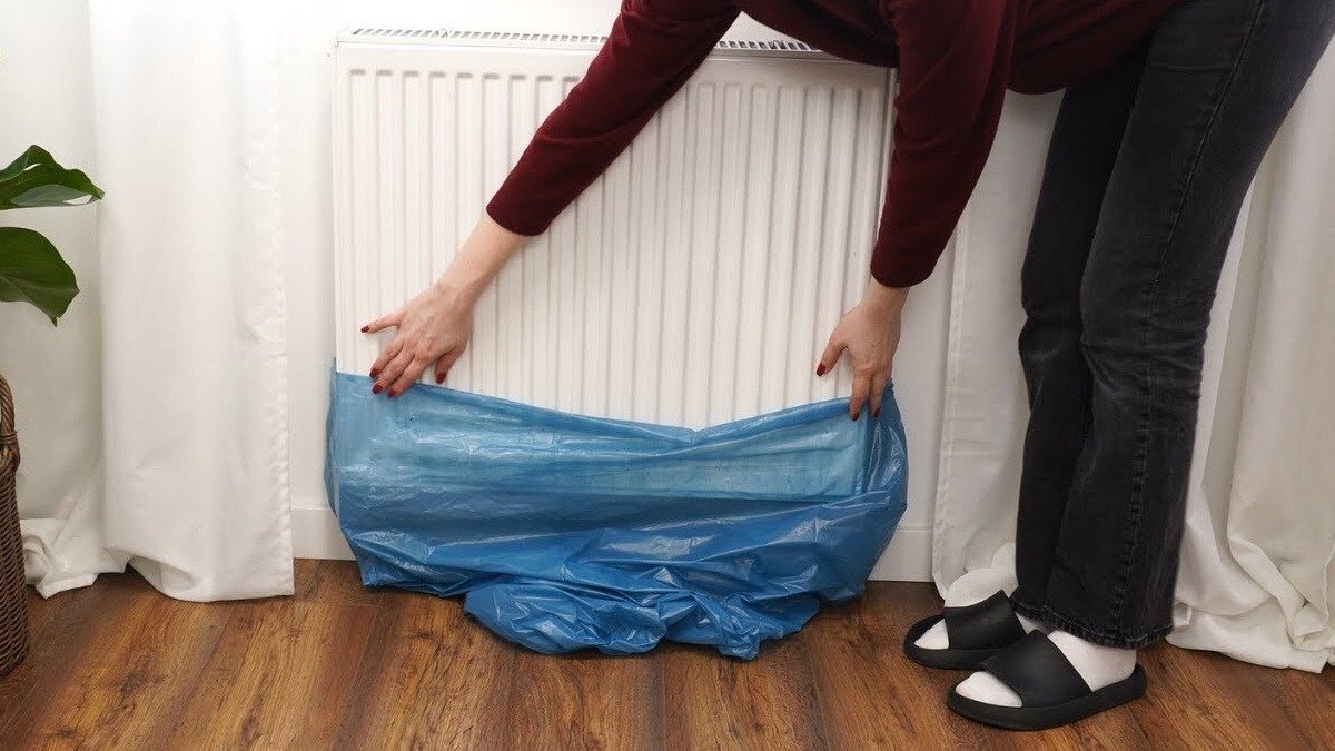 Otápění: takzvaný „trik se sáčkem na radiátoru“ se teď probírá ve Francii a údajně pomáhá milionům ušetřit za topení