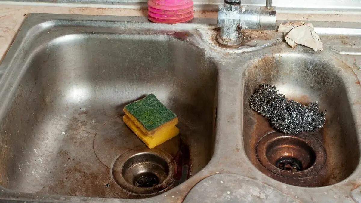 Jak vyčistit nerezový dřez, aby znovu vypadal jako nový
