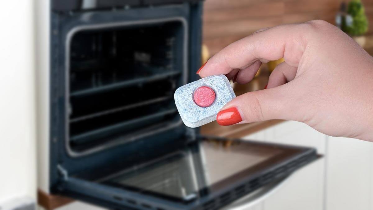 Jak vyčistit troubu tabletou do myčky nádobí — do lesku a bez mastnoty