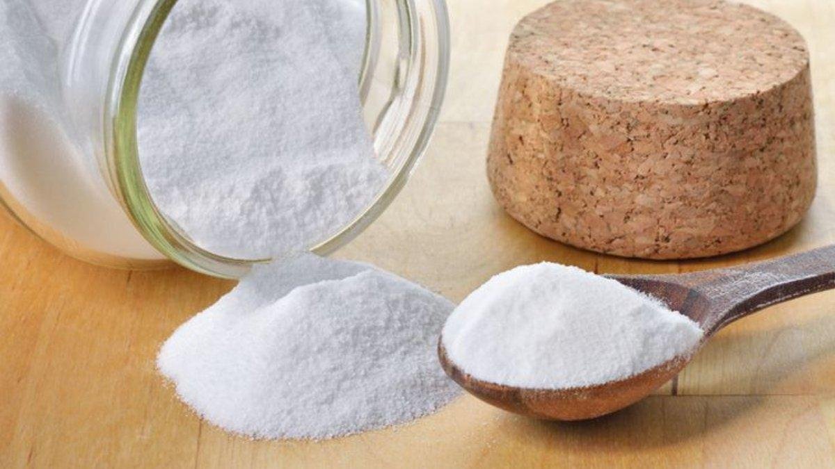 Rozsypte na chodník schody nebo příjezdovou cestu V českých městech to funguje stejně dobře jako písek a sůl ale povrch neničí