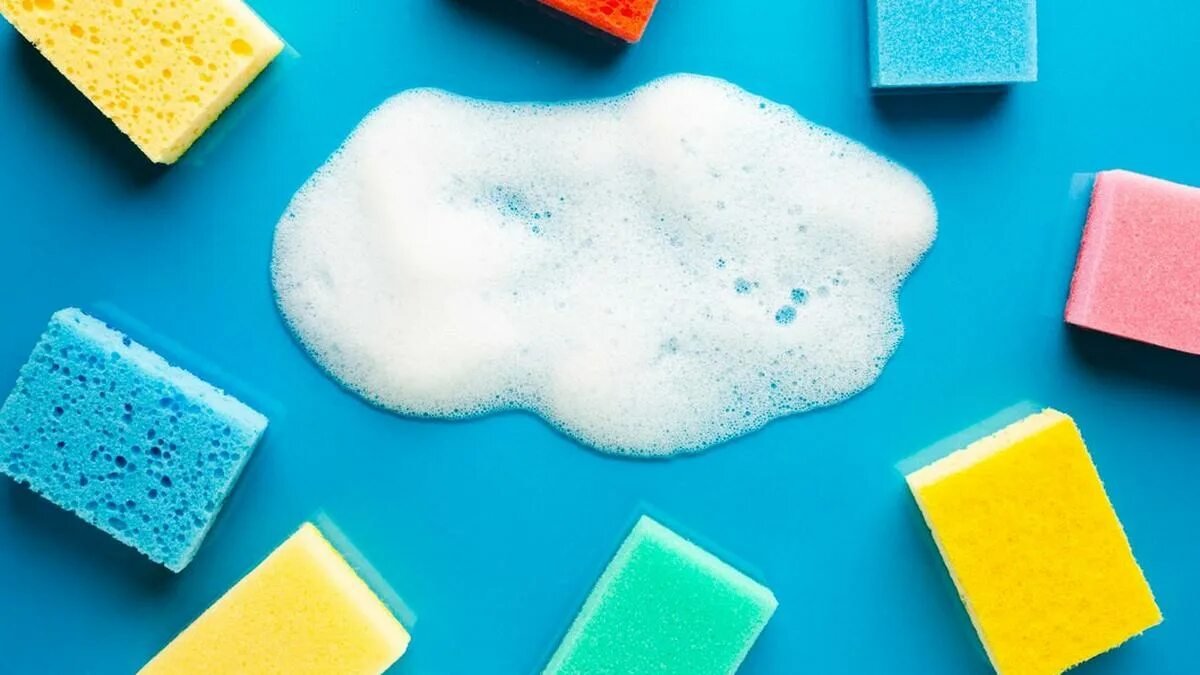 Zeleno-žlutá houbička není nejlepší volba na mytí nádobí: zjistěte, jakou barvu houbičky používat na talíře, hrnce a sklenice