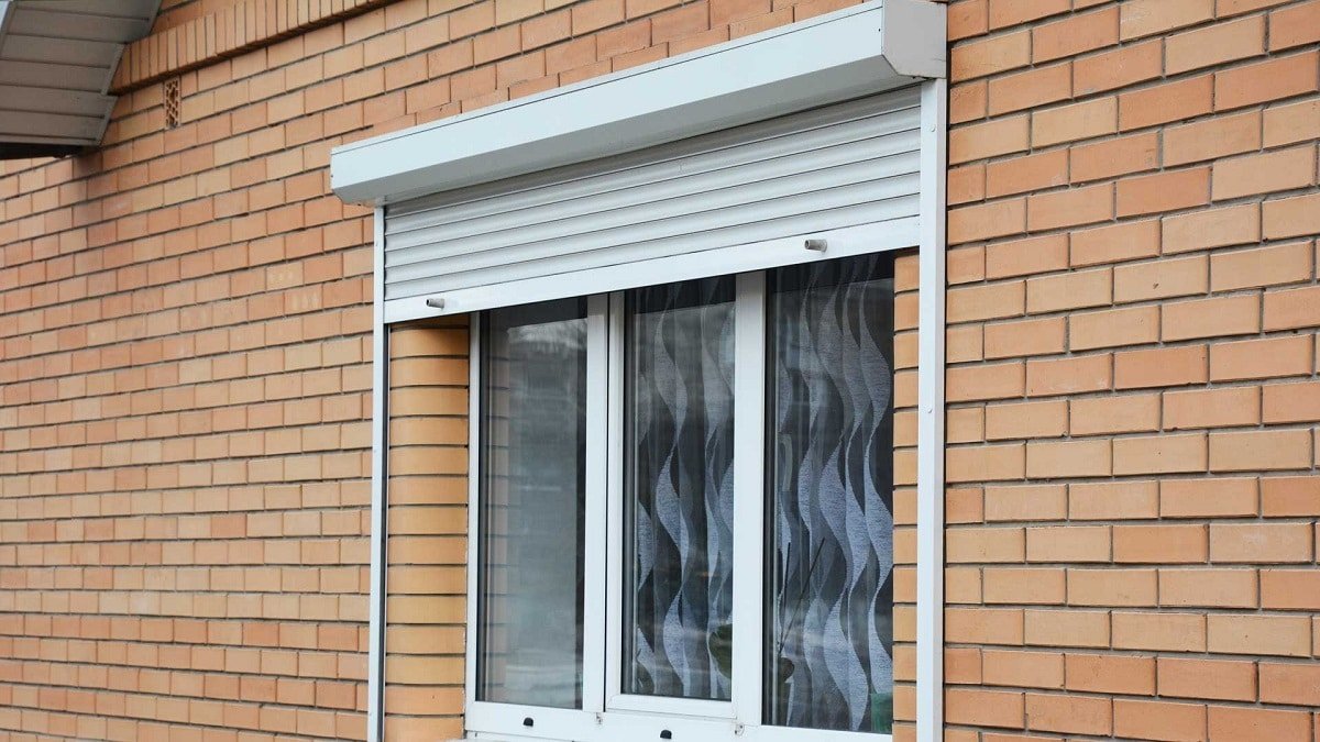 Pomáhá zavírání okenic v zimě ušetřit za vytápění