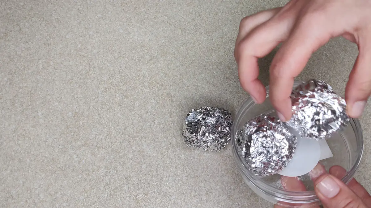 Zmačkejte a hoďte do splachovací nádržky v českých domácnostech takto bojují proti vodnímu kameni bez drhnutí