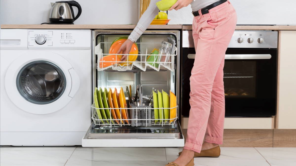 Jedno rychlé gesto po dokončení cyklu myčky pomůže nádobí lépe oschnout