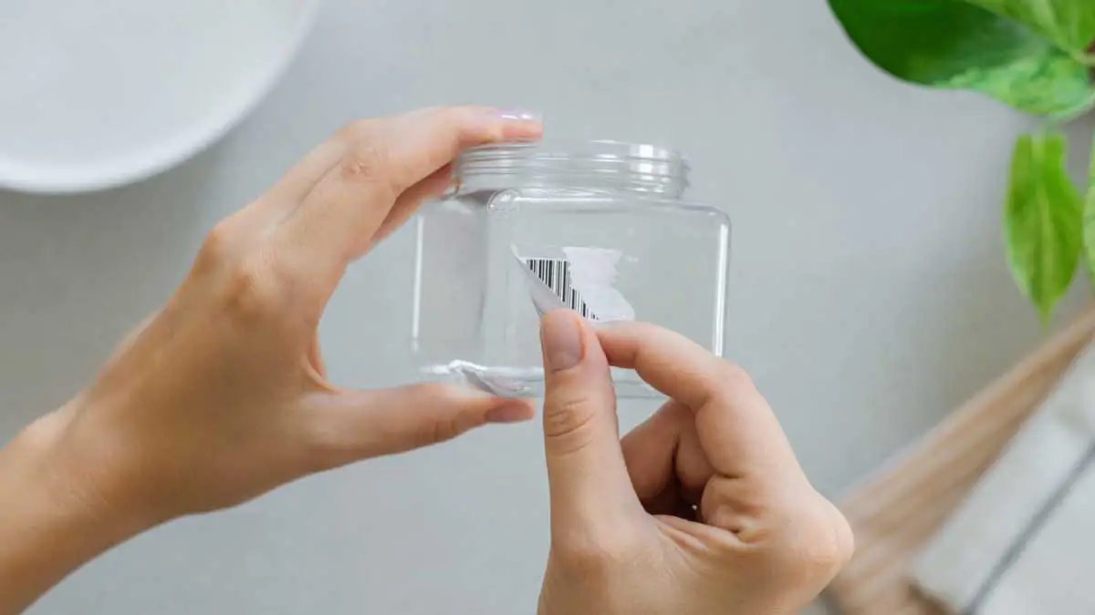 Jednoduchý způsob, jak odstranit vrstvu lepidla ze štítku z nádobí a nejen z něj