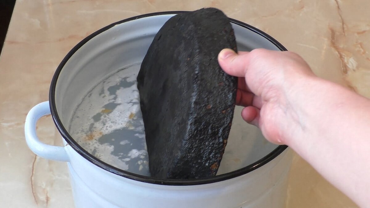 Jednoduché způsoby, jak proměnit zrezivělou železnou pánev v úplně novou