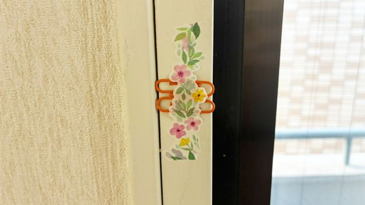 Připevněte levný klip na zeď u závěsu: jednoduchý zimní trik proti chladu – „lepší, než se čekalo!“