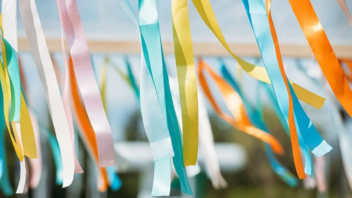 Všichni věší na balkon barevné holografické pásky: není to móda, ale velmi užitečná věc pro domácnost
