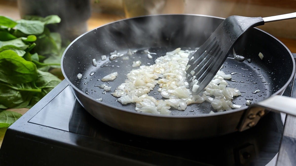 Jednoduchý trik při dušení cibule, aby v bytě nebyl zápach