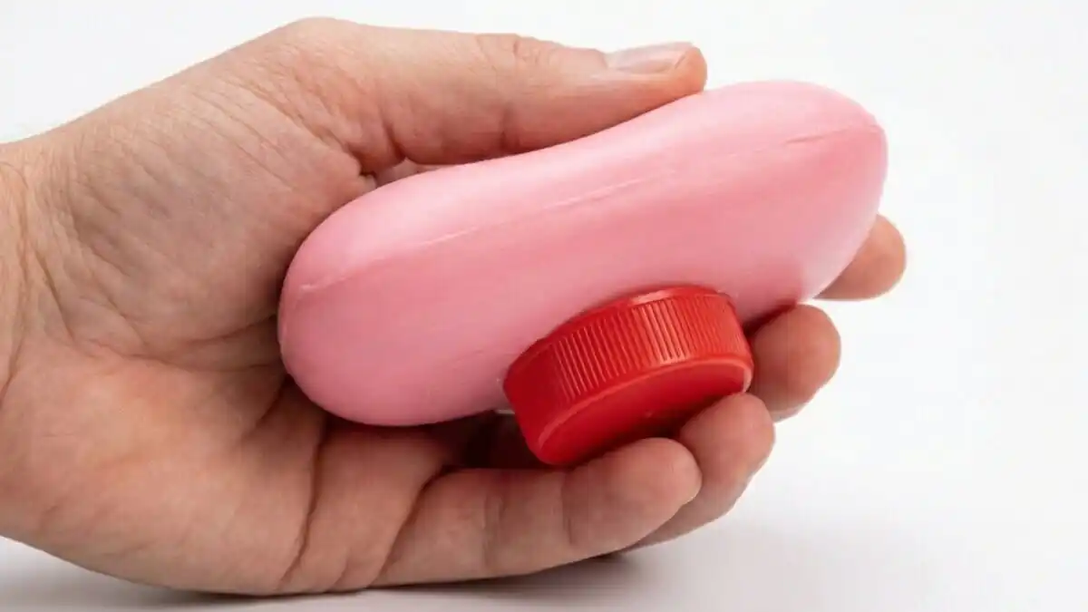 Zkuste přilepit víčko od lahve k mýdlu — trik, který budete používat celý život 2 Zkuste přilepit víčko od lahve k mýdlu — trik, který budete používat celý život