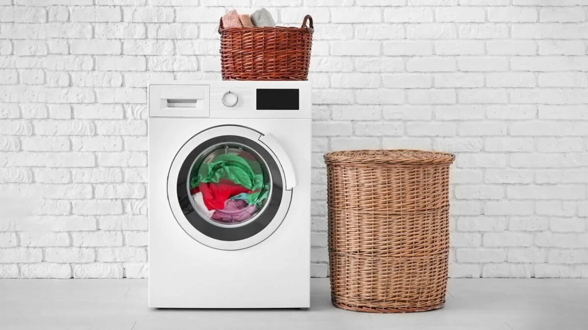 Tahle malá klapka v pračce rozhoduje o tom, jestli se prádlo opravdu vypere. V českých domácnostech ji spousta lidí používá špatně