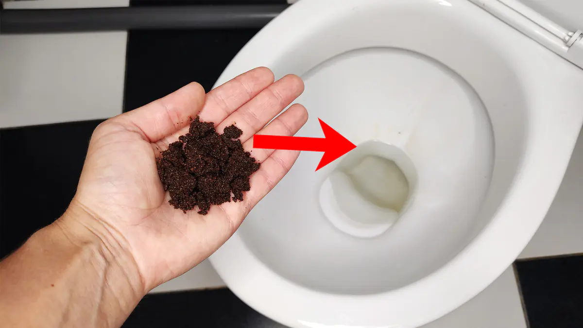 Kávová sedlina v záchodě trend, který se může změnit ve skutečný problém s potrubím