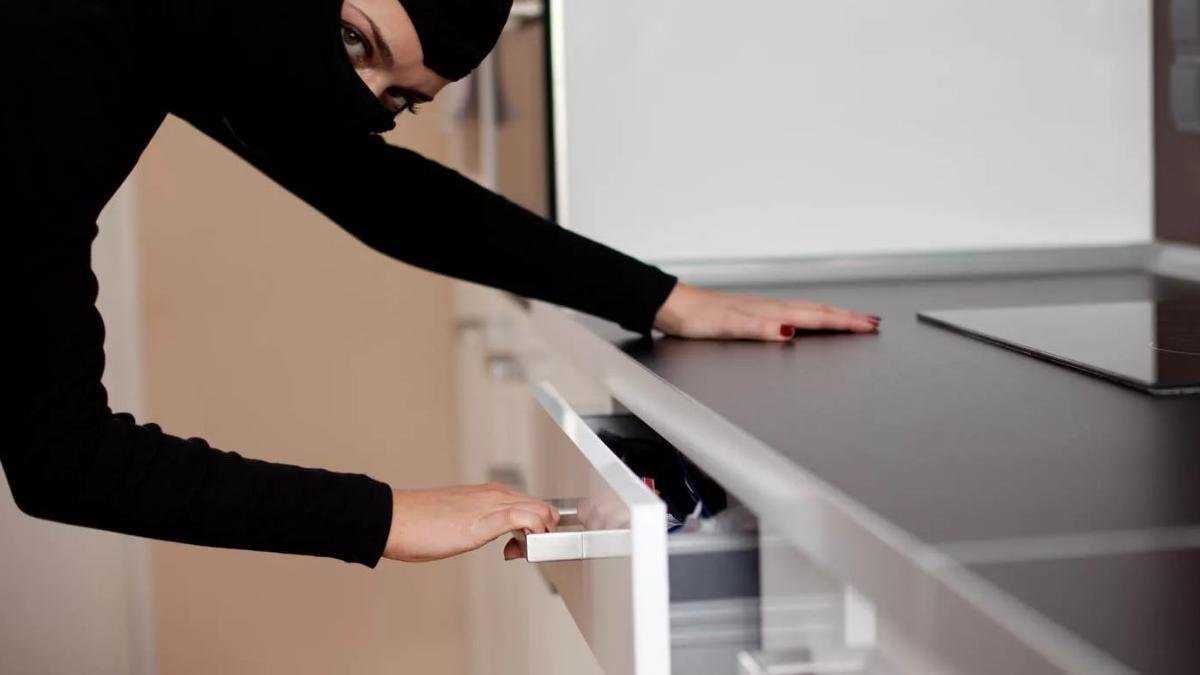 Kde lidé schovávají peníze doma — 9 míst, která zloději kontrolují jako první