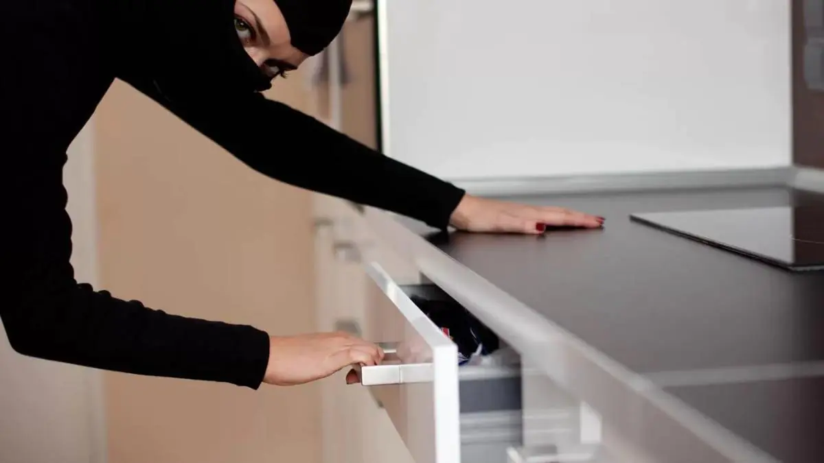 Kde lidé schovávají peníze doma — 9 míst, která zloději kontrolují jako první