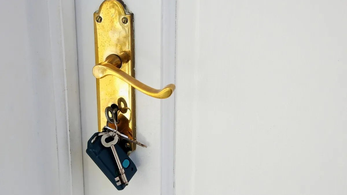 Kdo si při nastěhování do nového bytu nevymění zámek, riskuje, že bývalí nájemníci budou mít stále přístup