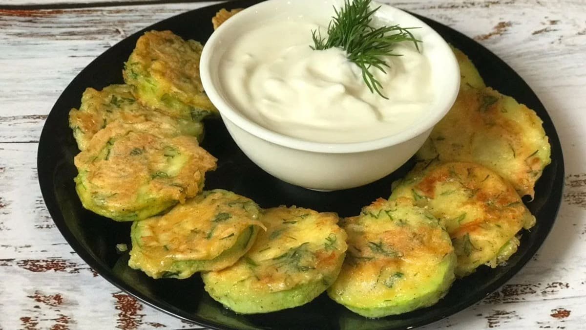 Když cuketové placičky připravíte „takhle“, vaječná směs se „přilepí“ napevno a nikdy nespadne